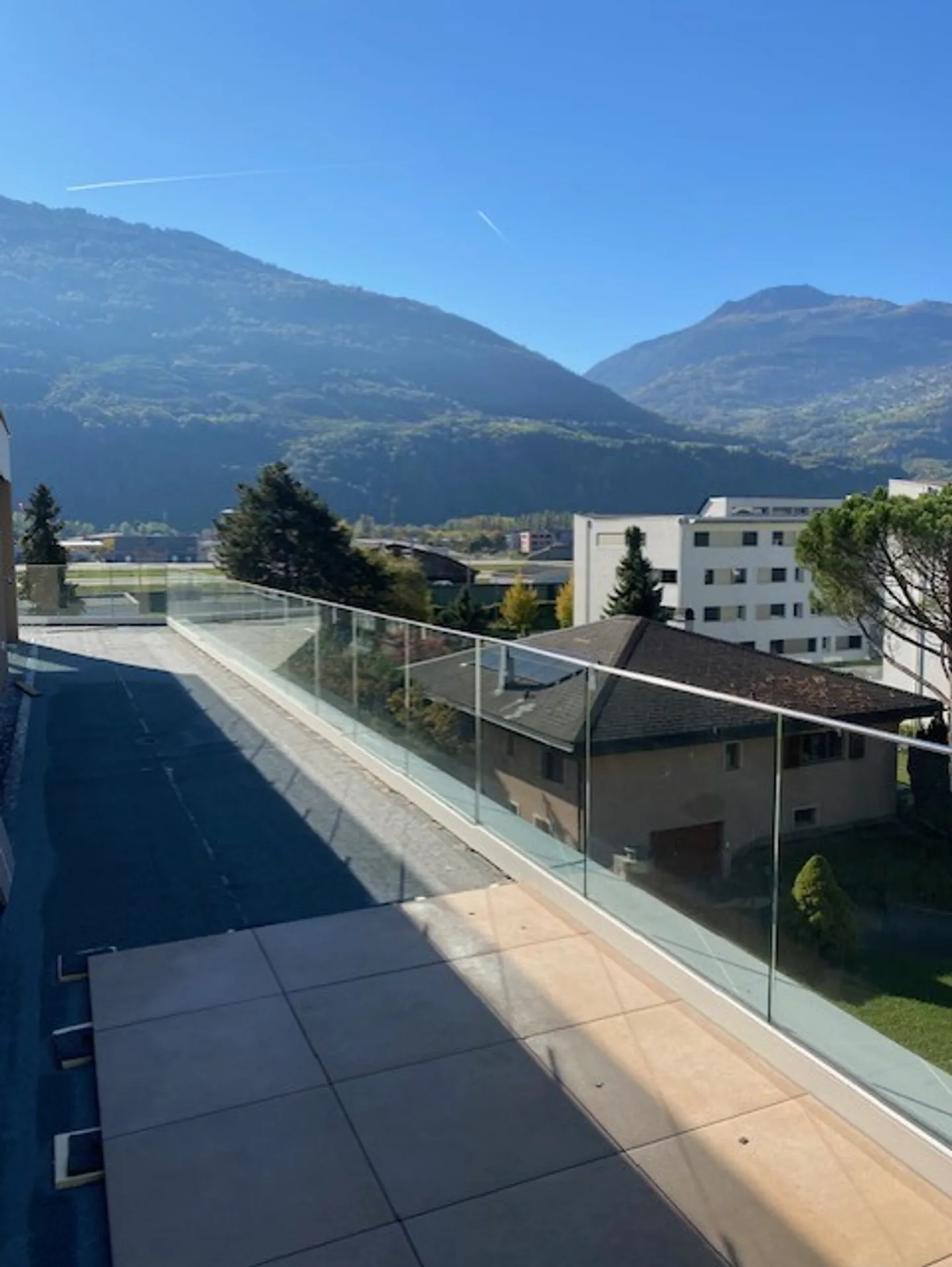FOR RENT - MAGNIFICENT NEW PENTHOUSE 3.5 rooms with SOUTH terrace - Sion - Photo 2 of 13