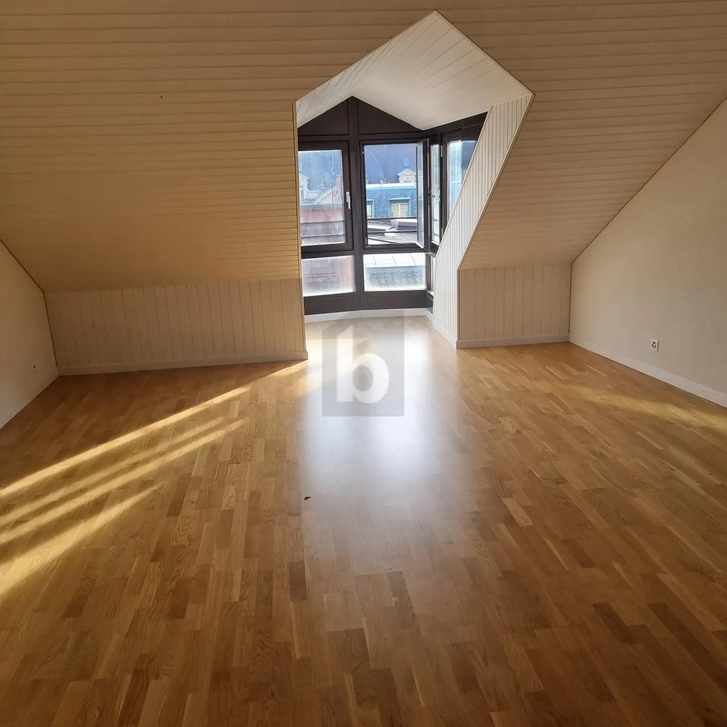 VUE IMPRENABLE EN PLEIN CENTRE - Photo 3 sur 6