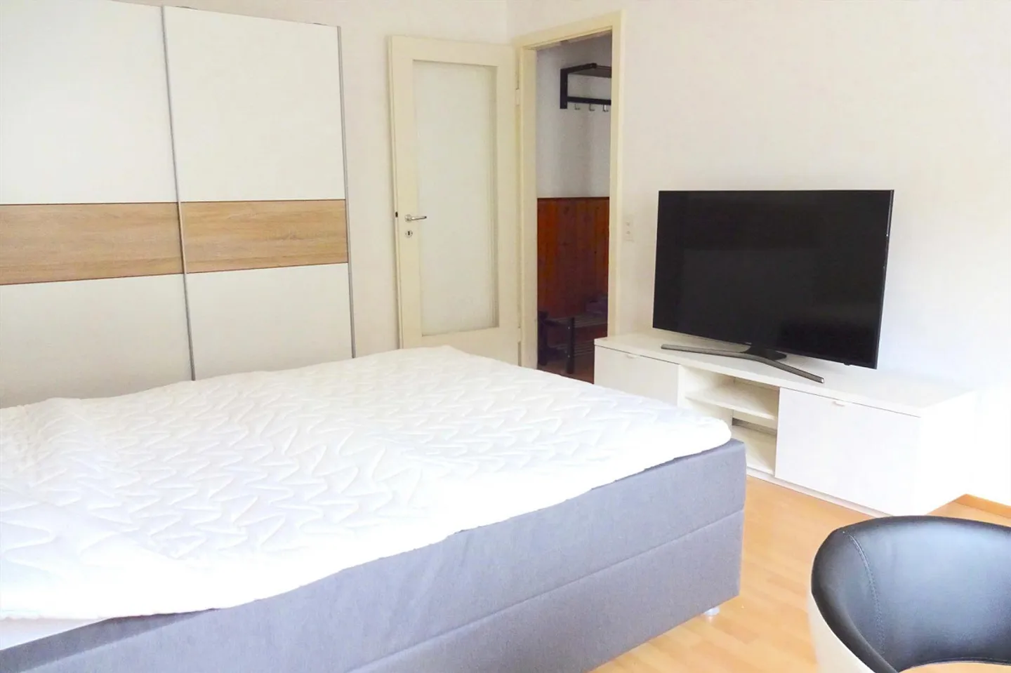 Furnished room in modernised apartment in a top location - Photo 3 of 7