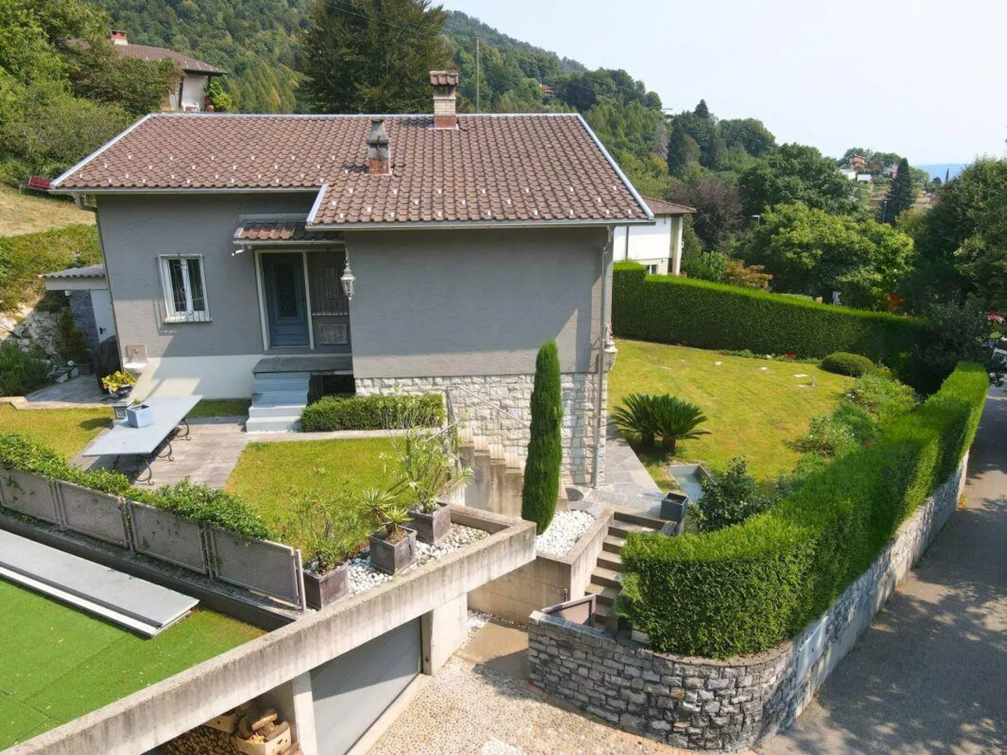 Einfamilienhaus mit Garten und Panoramablick renoviert - Foto 2 von 16