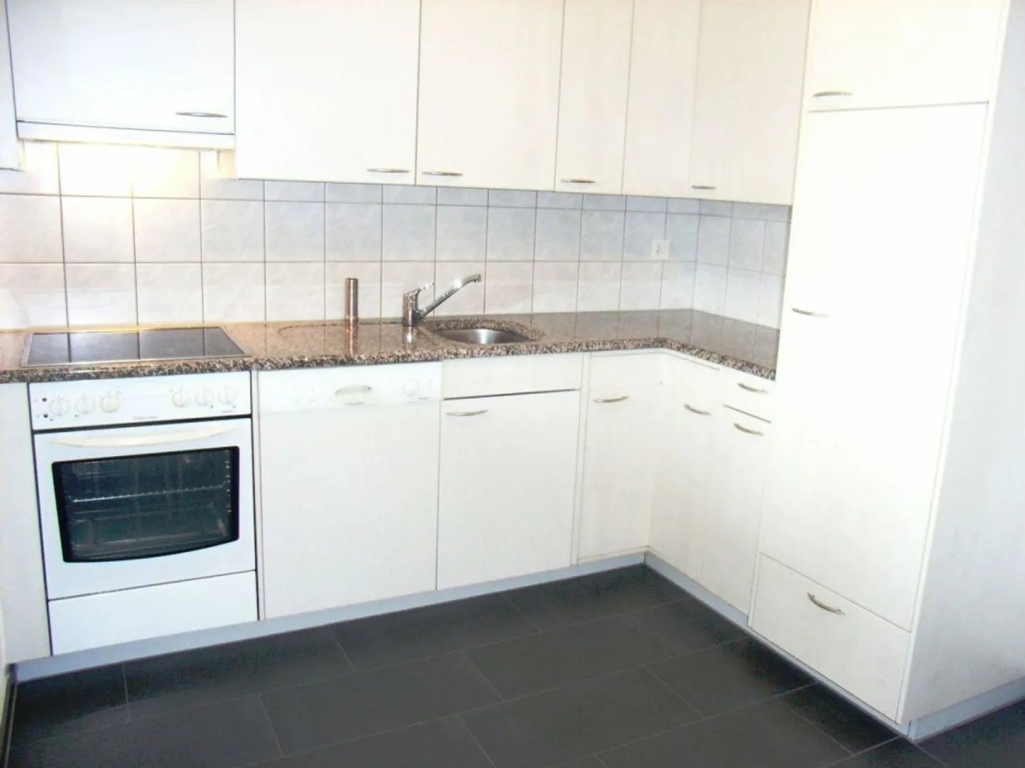 Beautiful, bright 2.5 room apartment with balcony - Photo 2 of 15