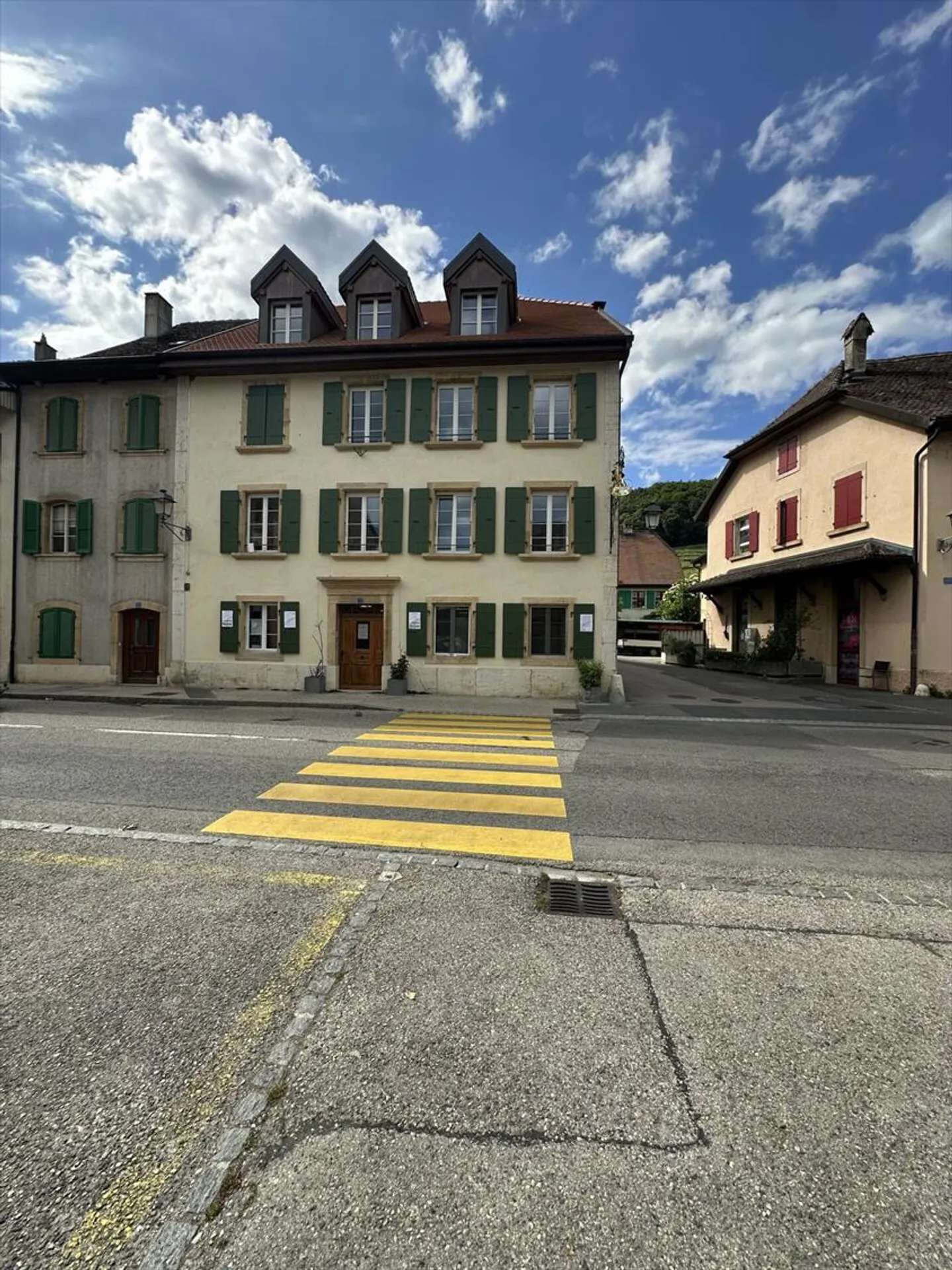 Magnifique bureau d'angle sur la rue avec deux grandes pièces au centre de Cressier - Photo 1 sur 8