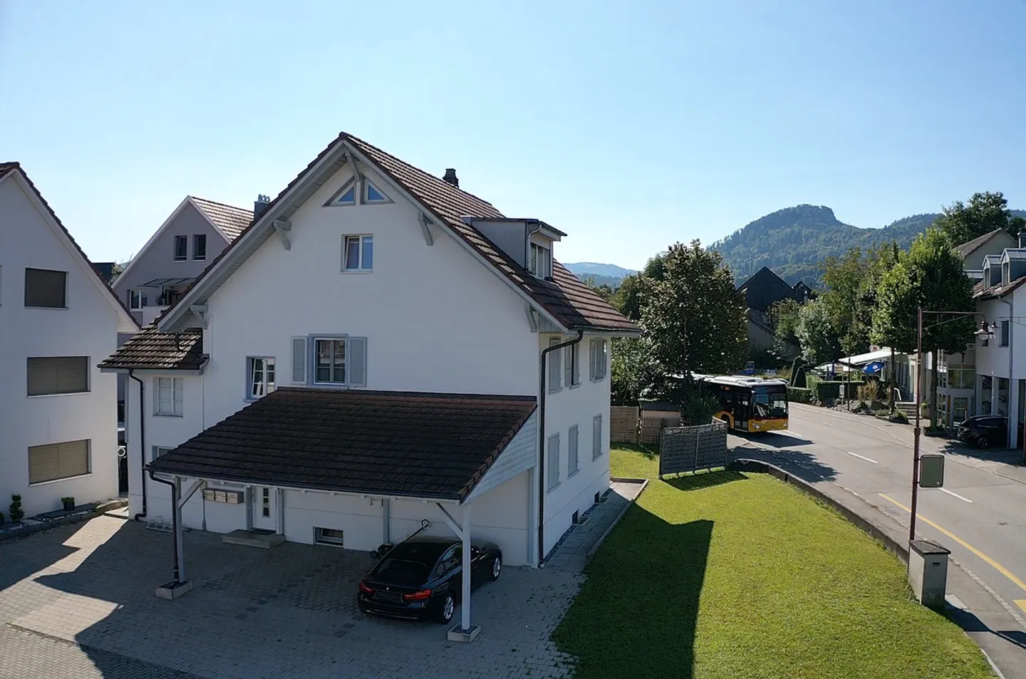 Affascinante casa plurifamiliare in posizione centrale a Wahlen vicino a Laufen - Foto 1 di 9