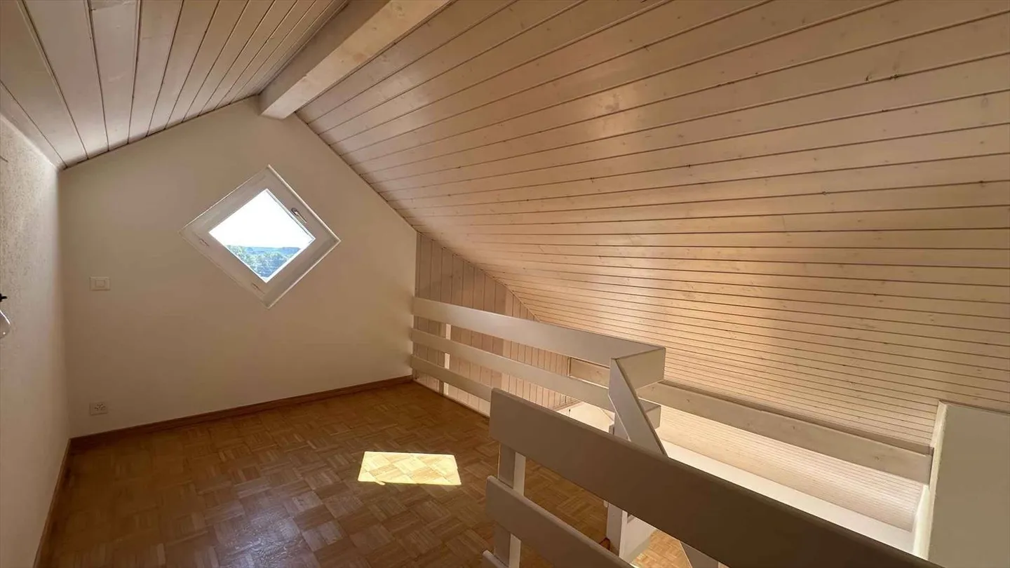 Charmantes 3.5-Zimmer-Dachwohnung - Photo 4 sur 10