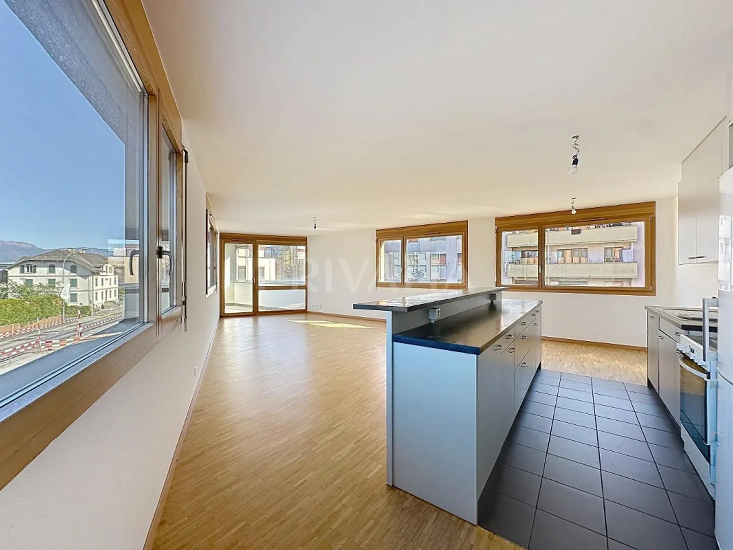 Spacious apartment in the heart of a modern and secure building - Photo 1 of 9
