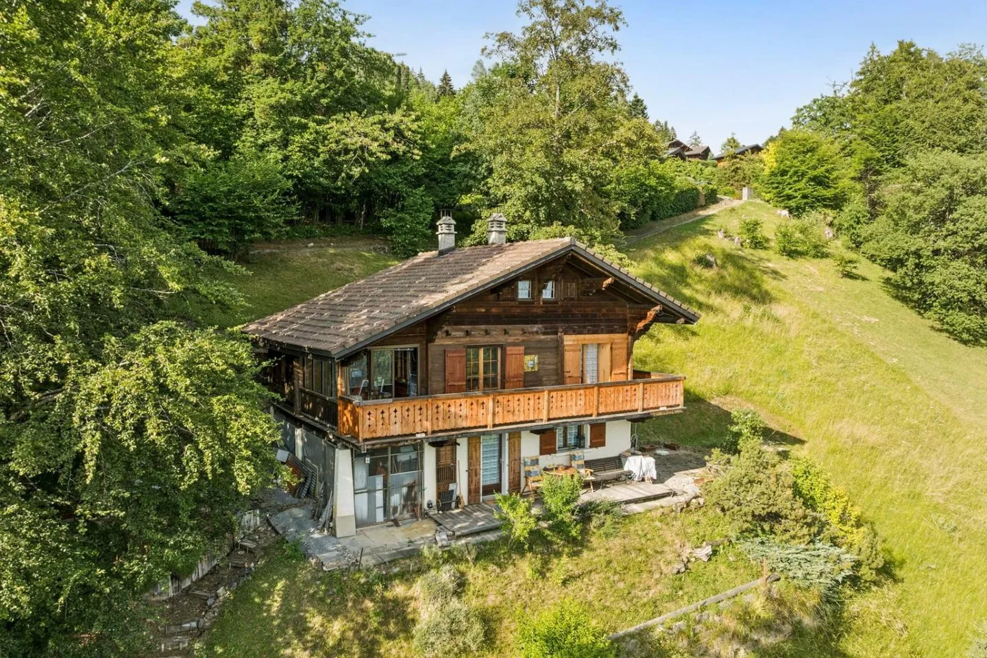 Traditional chalet for renovation in Gryon, with views and large garden - Photo 1 of 11