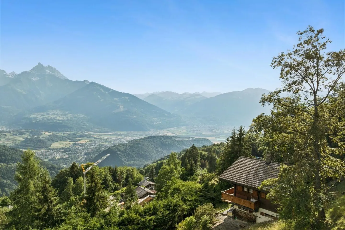 Traditional chalet for renovation in Gryon, with views and large garden - Photo 3 of 11
