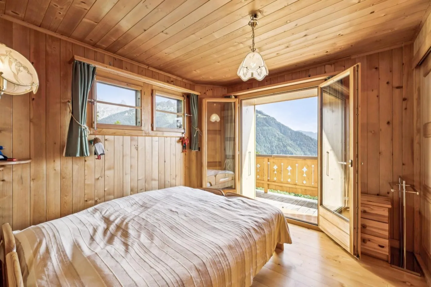Traditional chalet for renovation in Gryon, with views and large garden - Photo 4 of 11