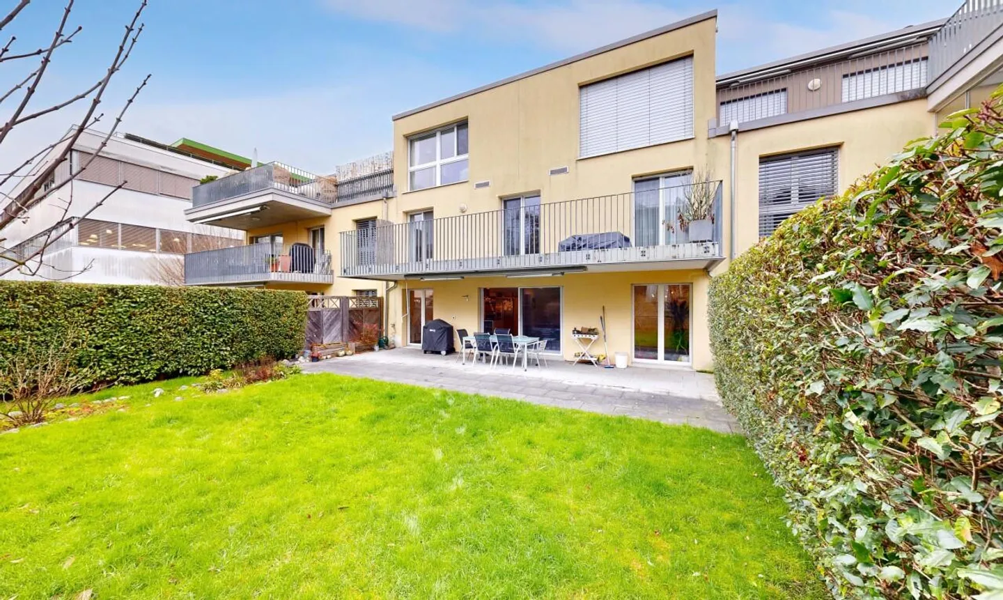 Modern 4.5-room garden maisonette apartment in Stäfa - Photo 1 of 11