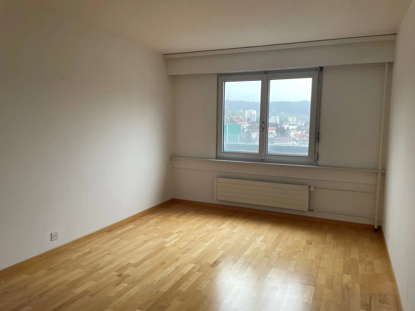 BEAUTIFUL BRIGHT ACCOMMODATION CLOSE TO ALL AMENITIES - Photo 2 of 10