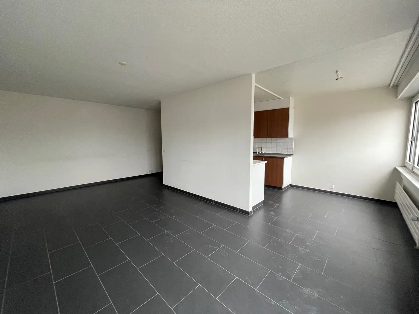 BEAUTIFUL BRIGHT ACCOMMODATION CLOSE TO ALL AMENITIES - Photo 3 of 10