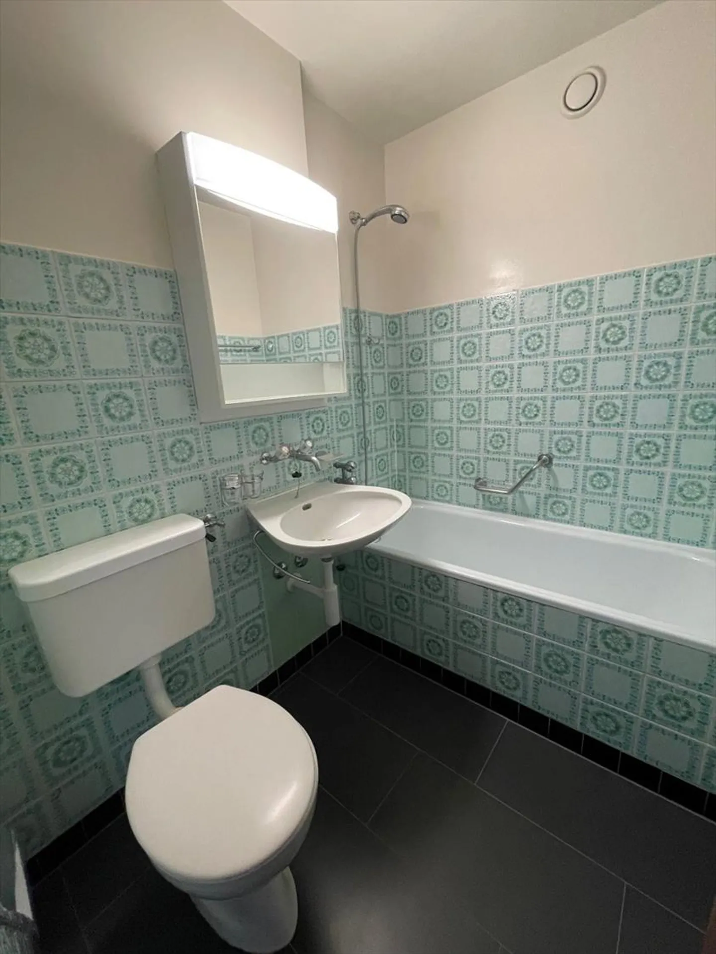 BEAUTIFUL BRIGHT ACCOMMODATION CLOSE TO ALL AMENITIES - Photo 4 of 10