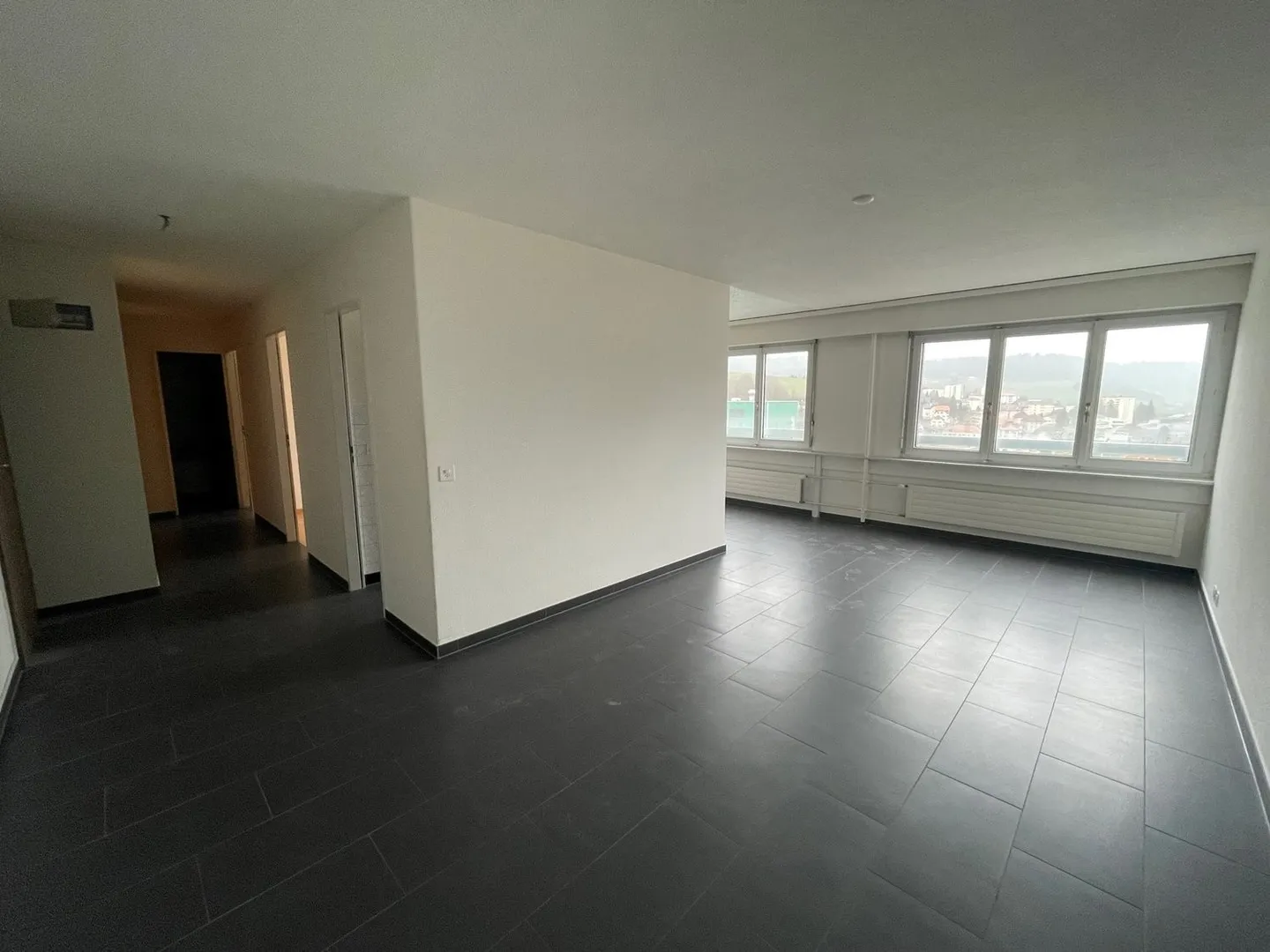 BEAUTIFUL BRIGHT ACCOMMODATION CLOSE TO ALL AMENITIES - Photo 6 of 10