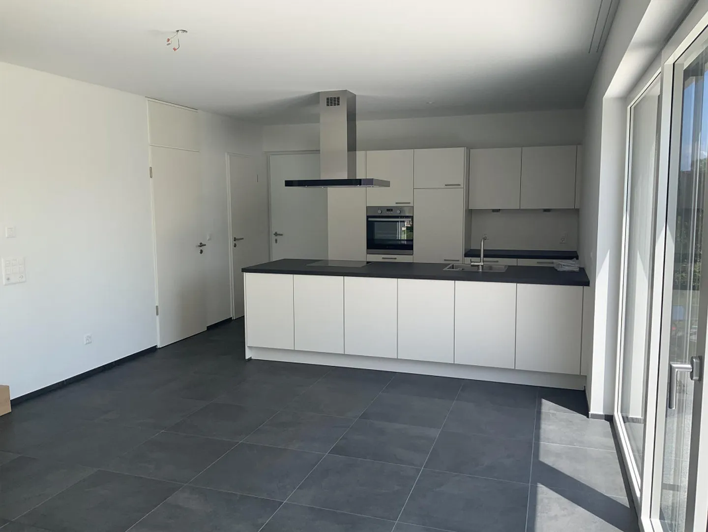 Casa semi-indipendente di 3,5 stanze con terrazza est e opzione ufficio a casa - Foto 1 di 10