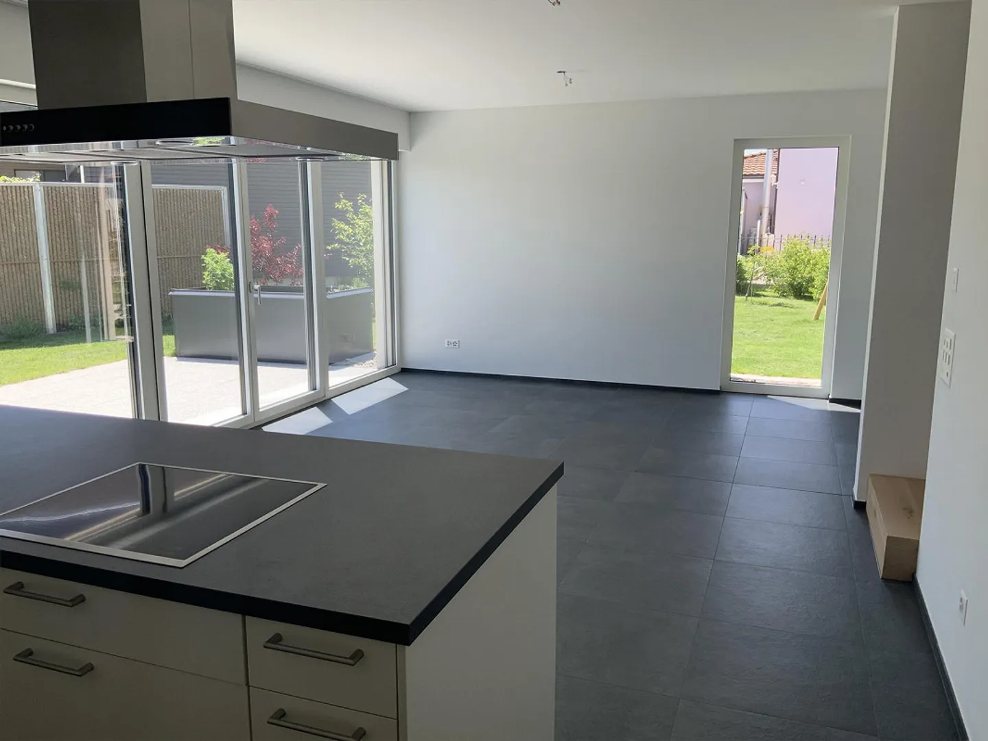 Casa semi-indipendente di 3,5 stanze con terrazza est e opzione ufficio a casa - Foto 3 di 10