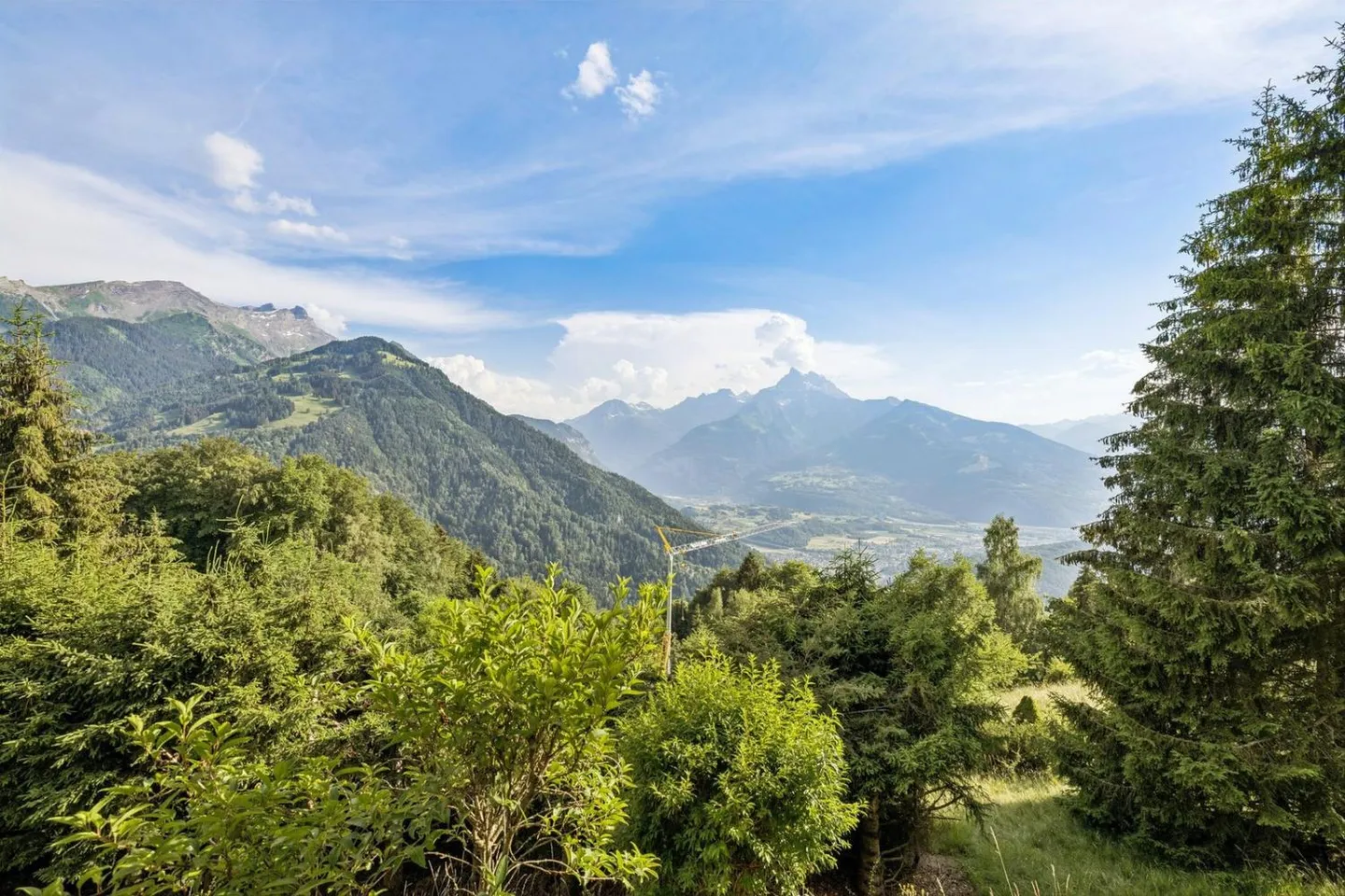 Traditional chalet for renovation in Gryon, with views and large garden - Photo 11 of 11
