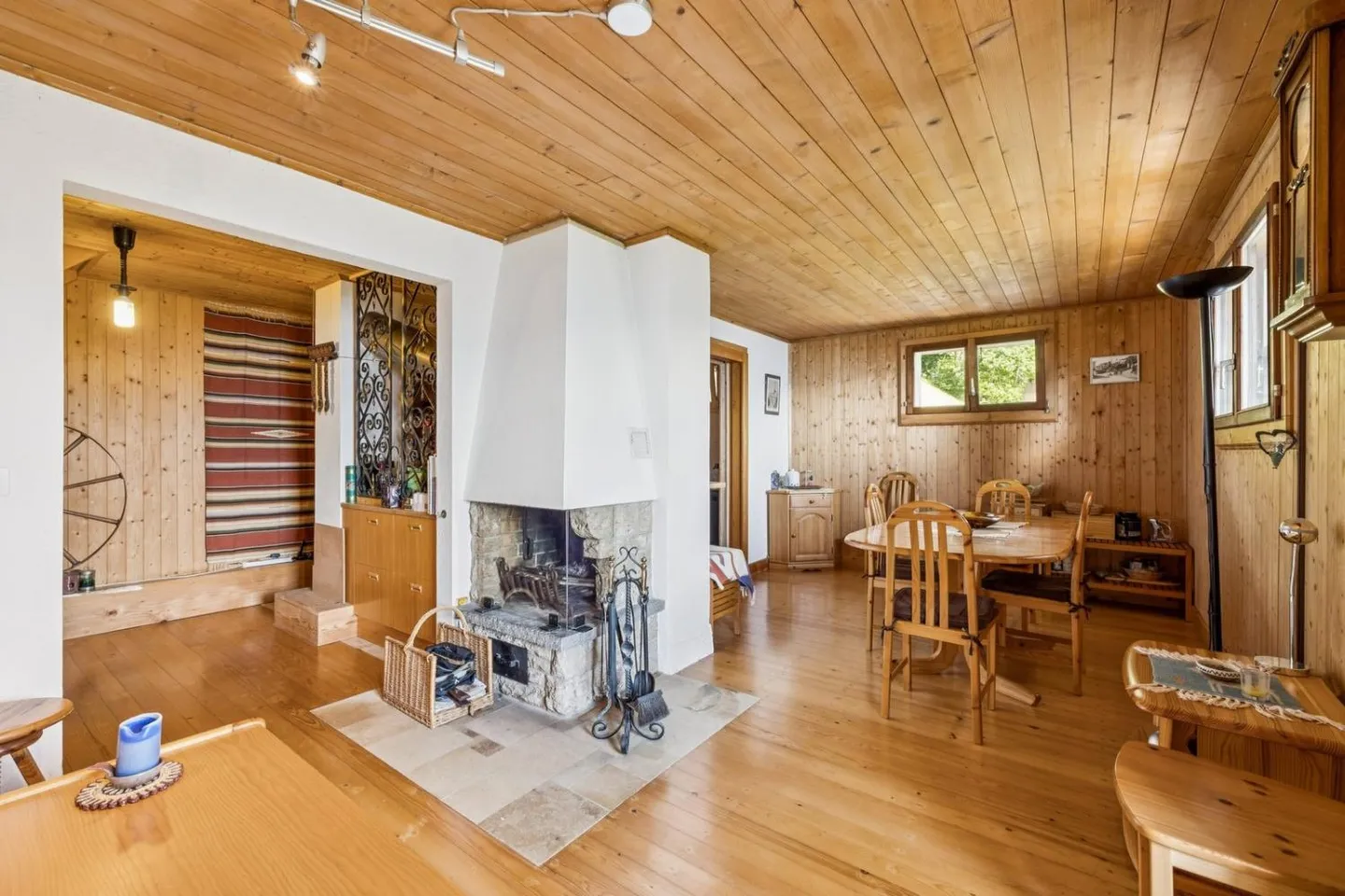 Traditional chalet for renovation in Gryon, with views and large garden - Photo 8 of 11