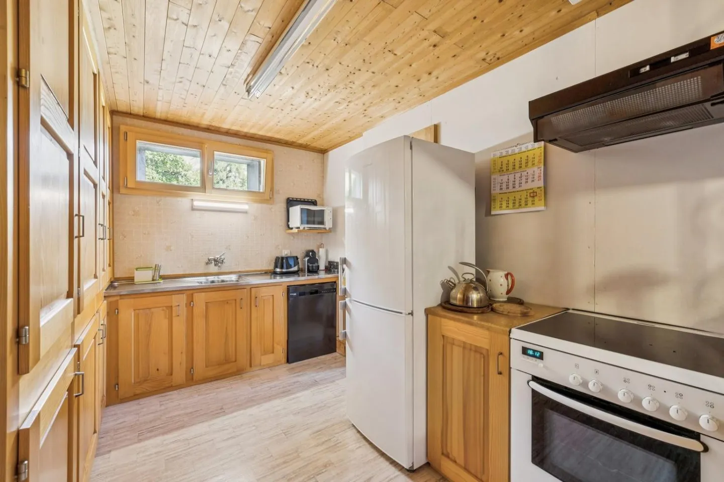 Traditional chalet for renovation in Gryon, with views and large garden - Photo 9 of 11