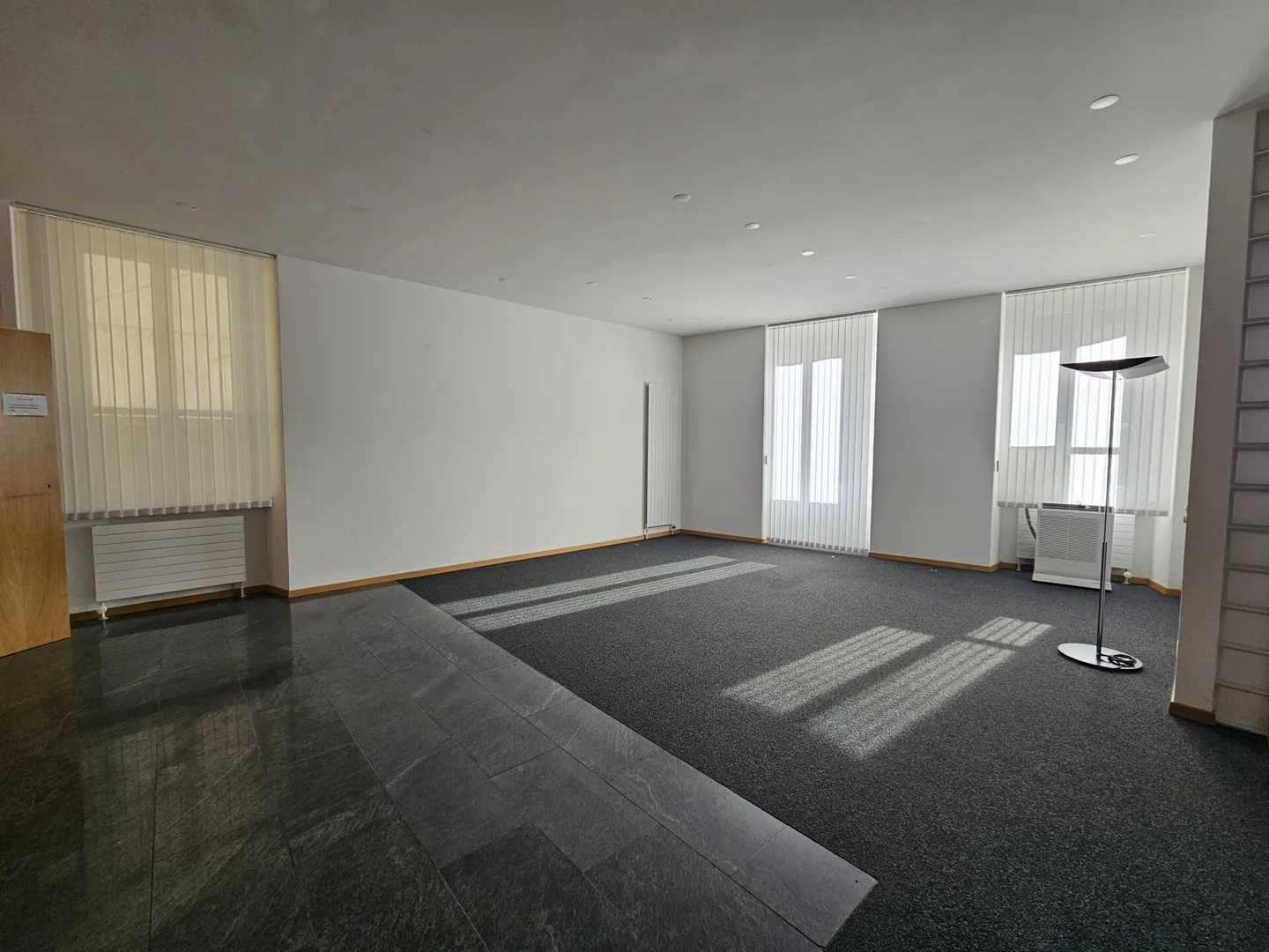 Office in the city center of 210 sqm - Photo 2 of 6