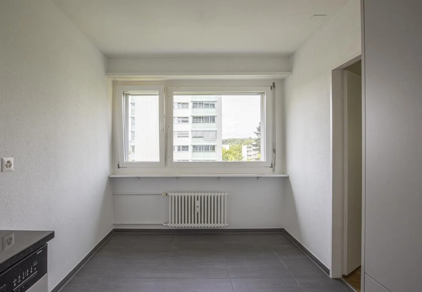 Bright Apartment Near Shopping Center - Photo 2 of 9
