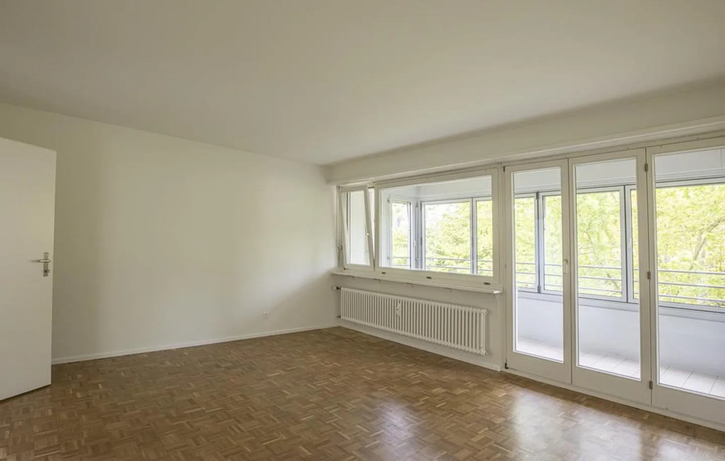 Bright Apartment Near Shopping Center - Photo 4 of 9