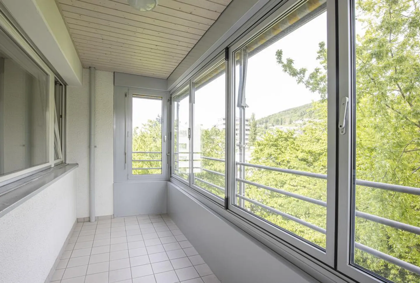 Bright Apartment Near Shopping Center - Photo 7 of 9