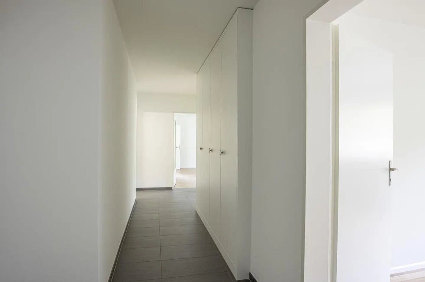Bright Apartment Near Shopping Center - Photo 8 of 9