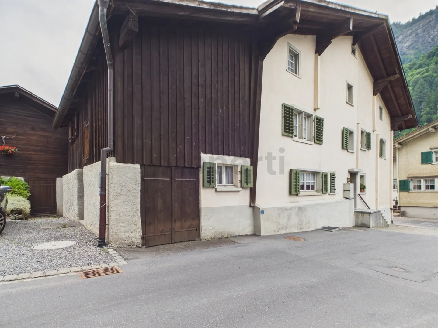 Maison individuelle historique avec potentiel polyvalent à Glarus Sud - Photo 1 sur 13