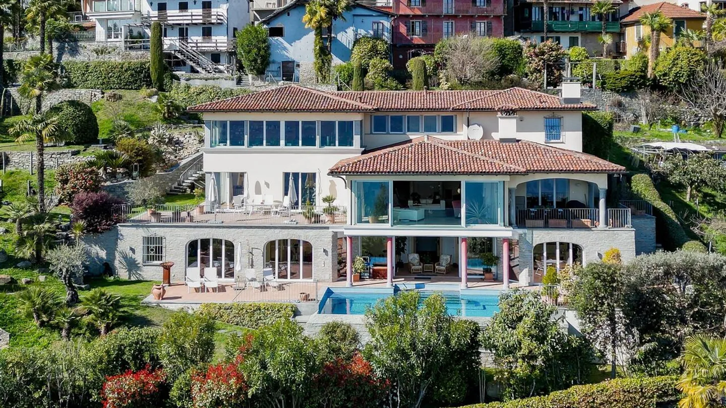 Luxuriöse Panoravilla mit atemberaubendem Blick auf den Lago Maggiore - Foto 1 von 10