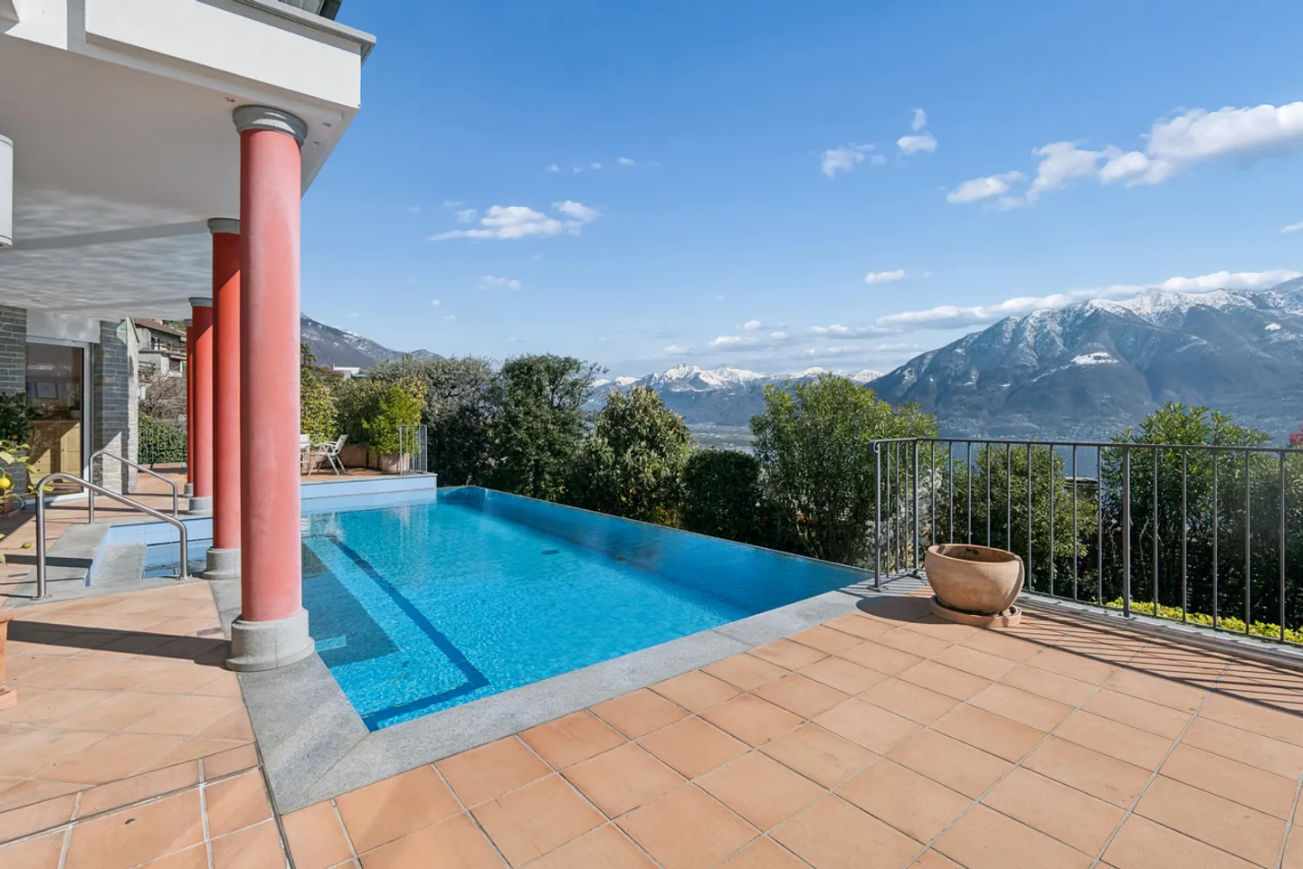 Luxuriöse Panoravilla mit atemberaubendem Blick auf den Lago Maggiore - Foto 8 von 10