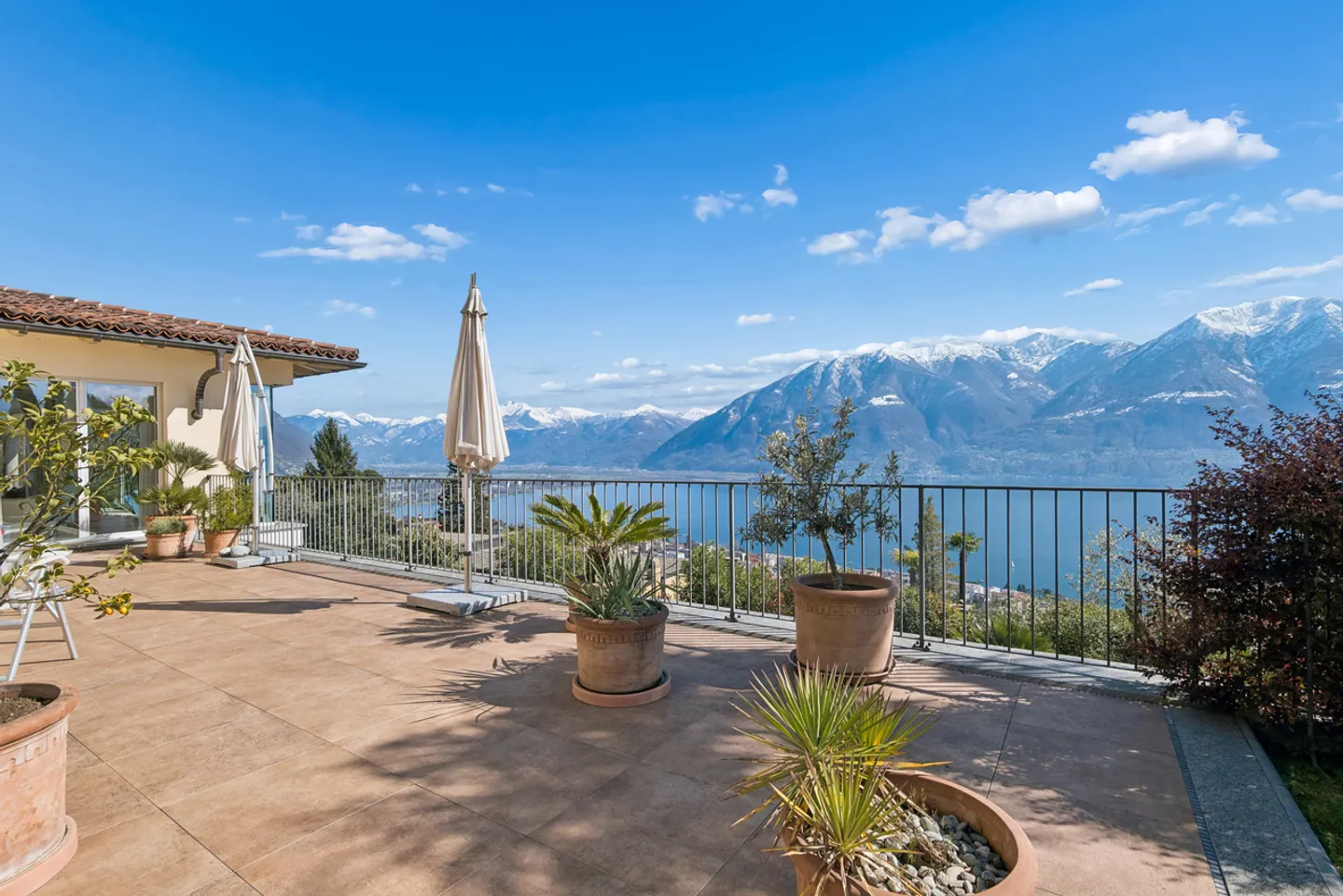 Luxuriöse Panoravilla mit atemberaubendem Blick auf den Lago Maggiore - Foto 9 von 10