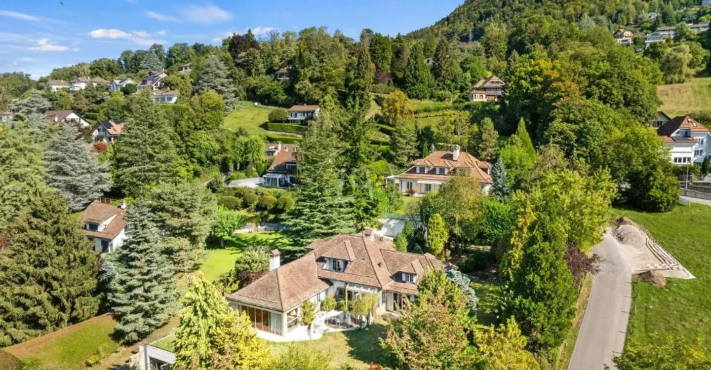 Charmante Immobilie zu renovieren, Aussicht und Innenpool in St-Légier - Foto 2 von 13