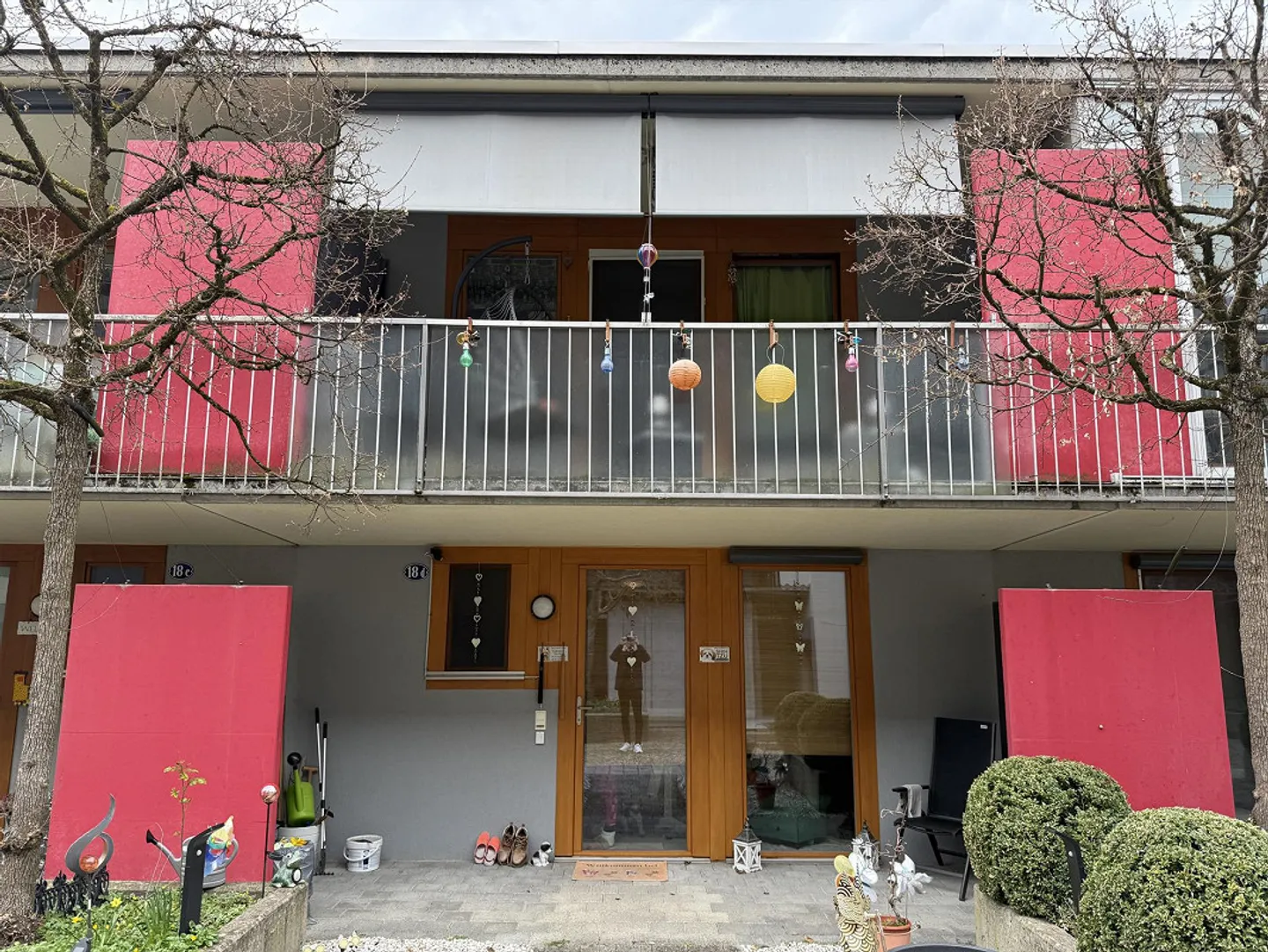 Maison de ville 4.5 pièces avec jardin, balcons et accès au garage souterrain - Photo 1 sur 21