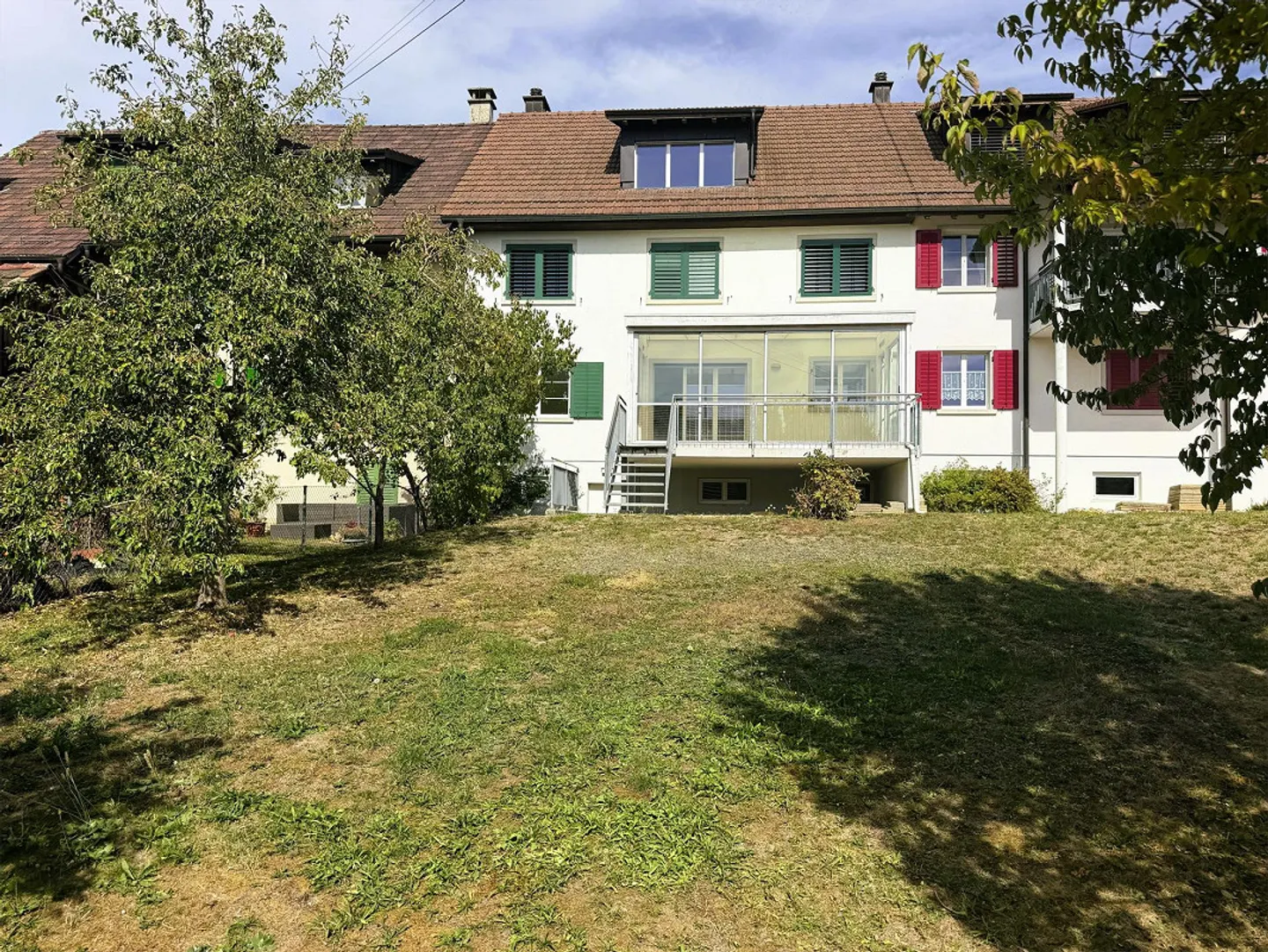 Maison individuelle spacieuse, mitoyenne, avec grand jardin - Photo 1 sur 15
