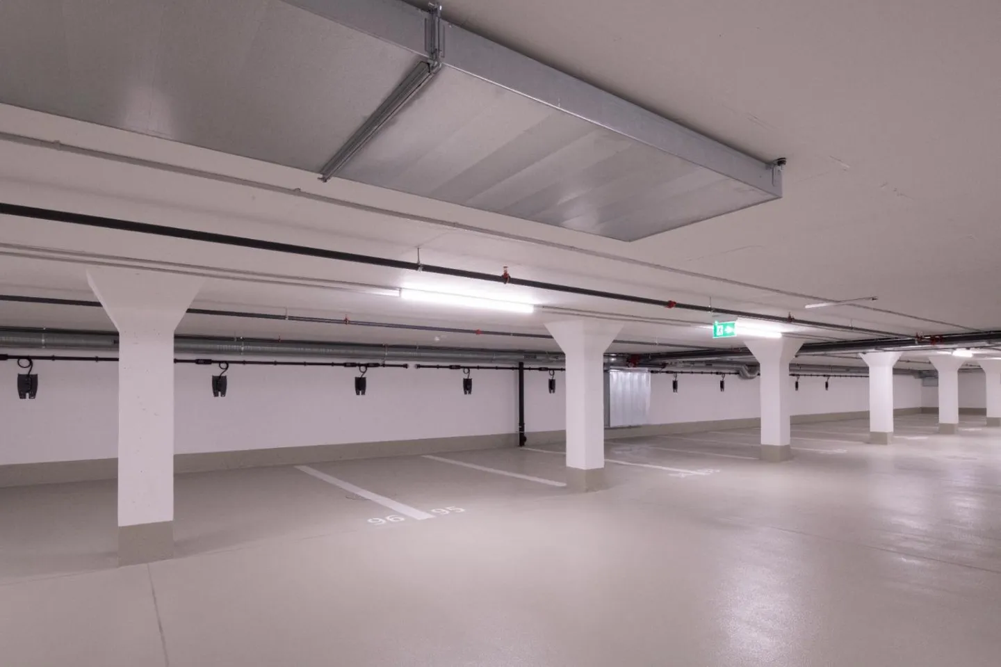 Innenparkplatz für Elektroauto - Foto 1 von 1