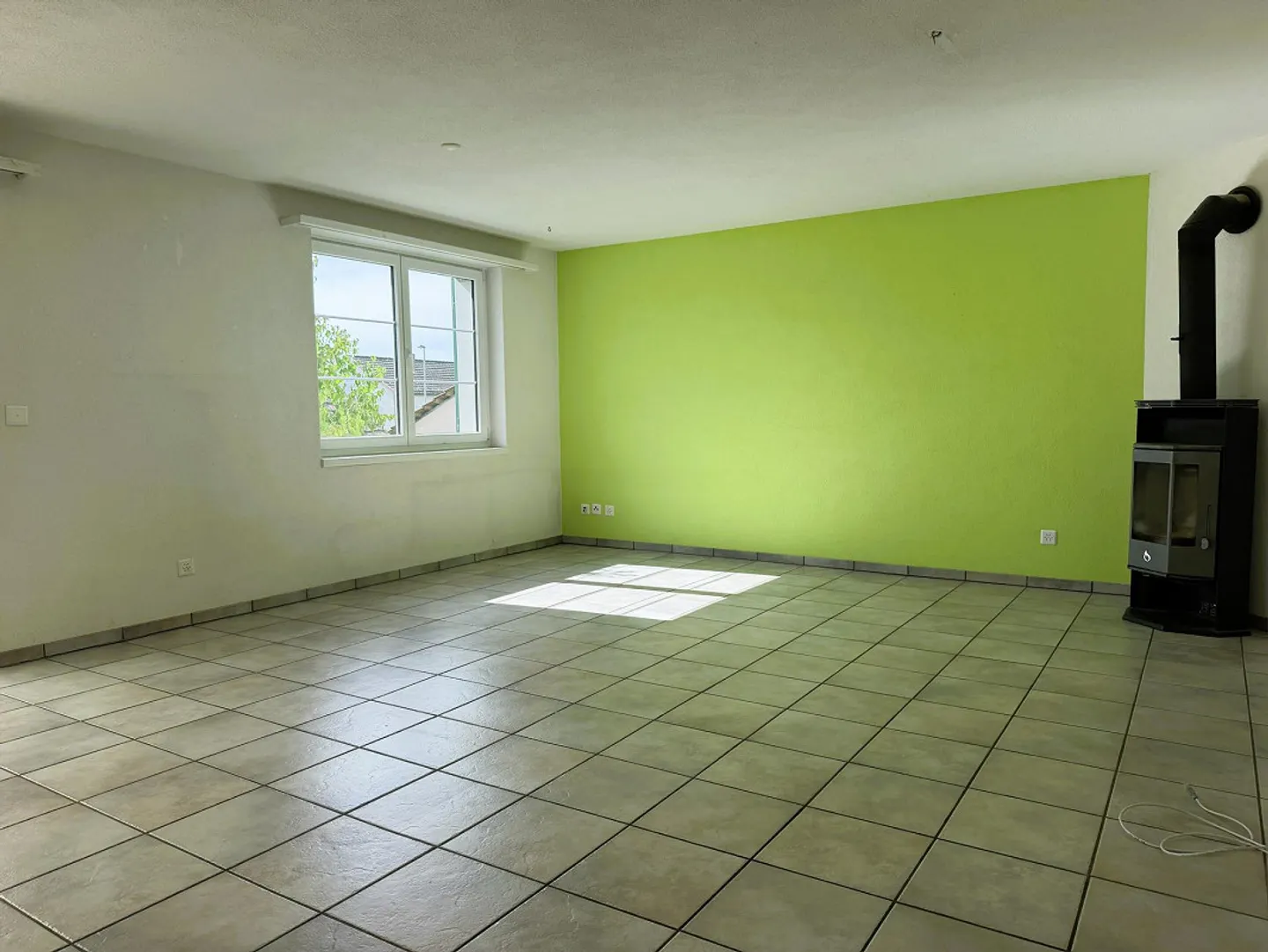 Maison individuelle spacieuse, mitoyenne, avec grand jardin - Photo 2 sur 15