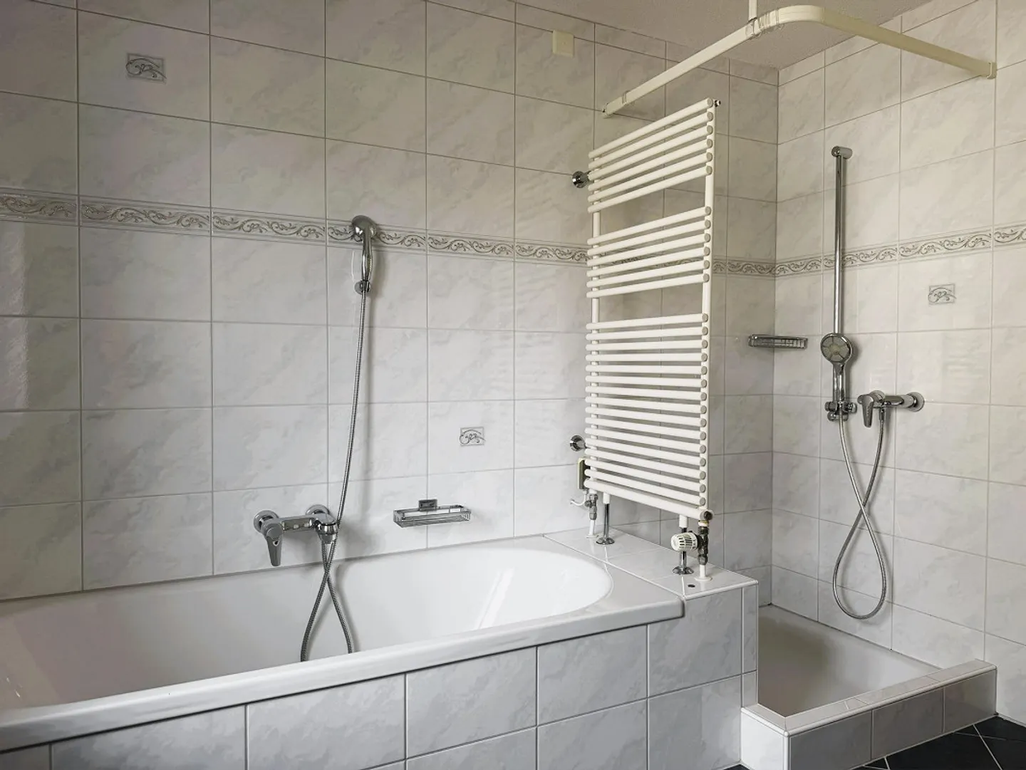 Maison individuelle spacieuse, mitoyenne, avec grand jardin - Photo 8 sur 15