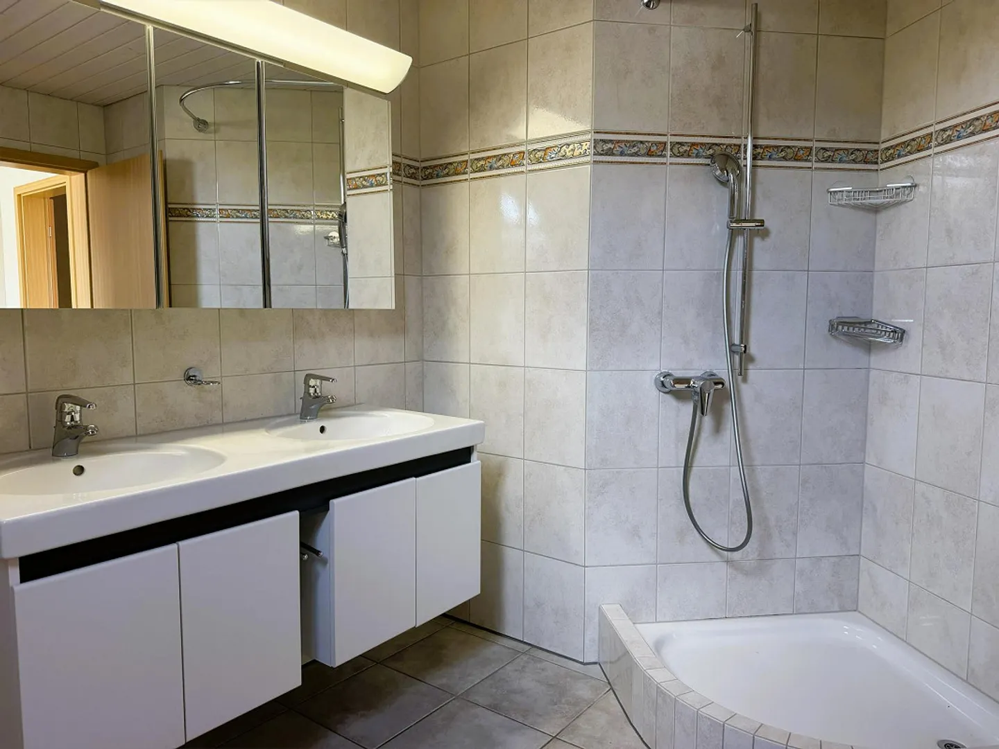 Maison individuelle spacieuse, mitoyenne, avec grand jardin - Photo 12 sur 15