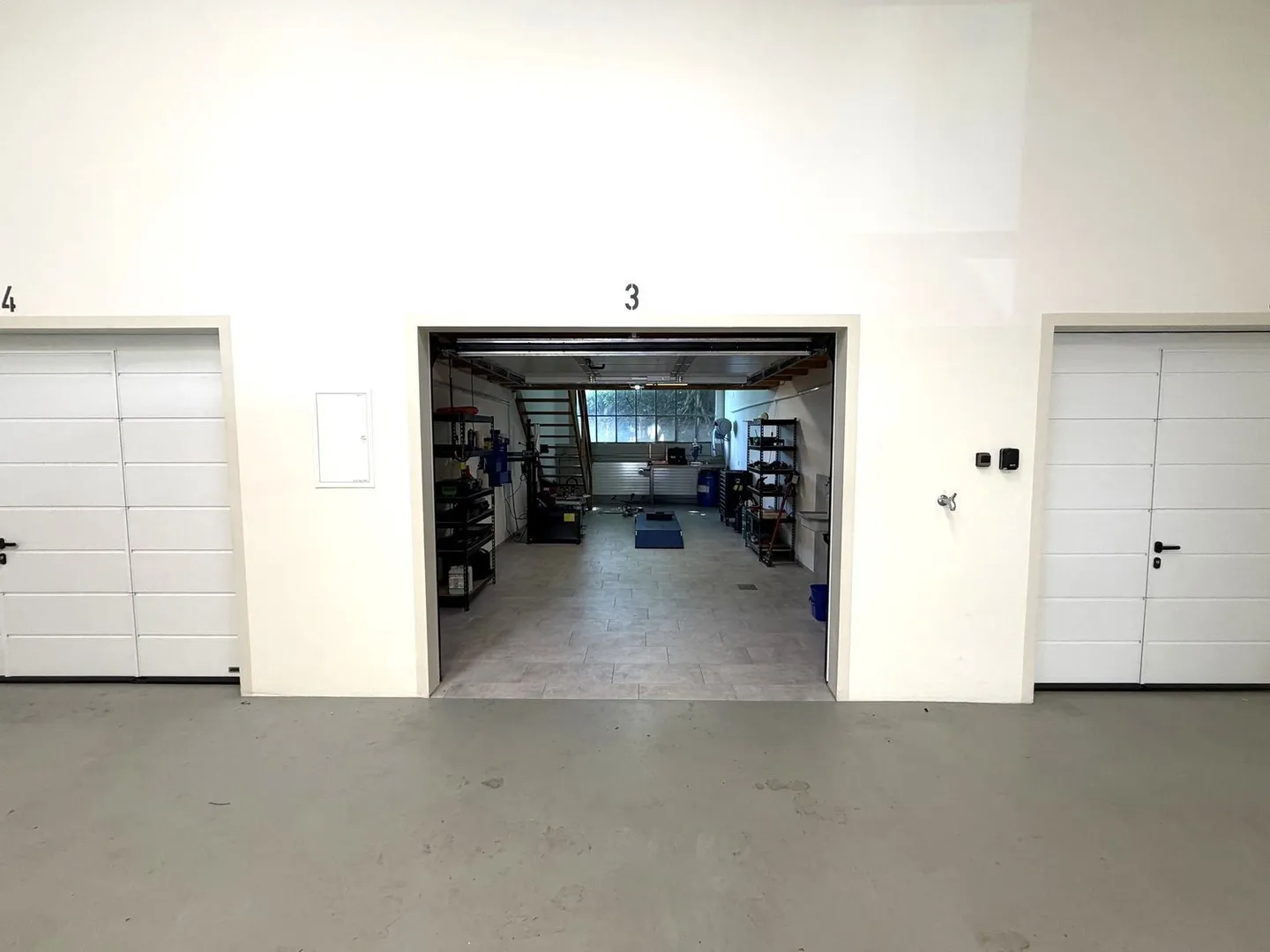 Box garage versatile con attrezzature di alta qualità - ideale per gli amanti delle moto - Foto 1 di 6