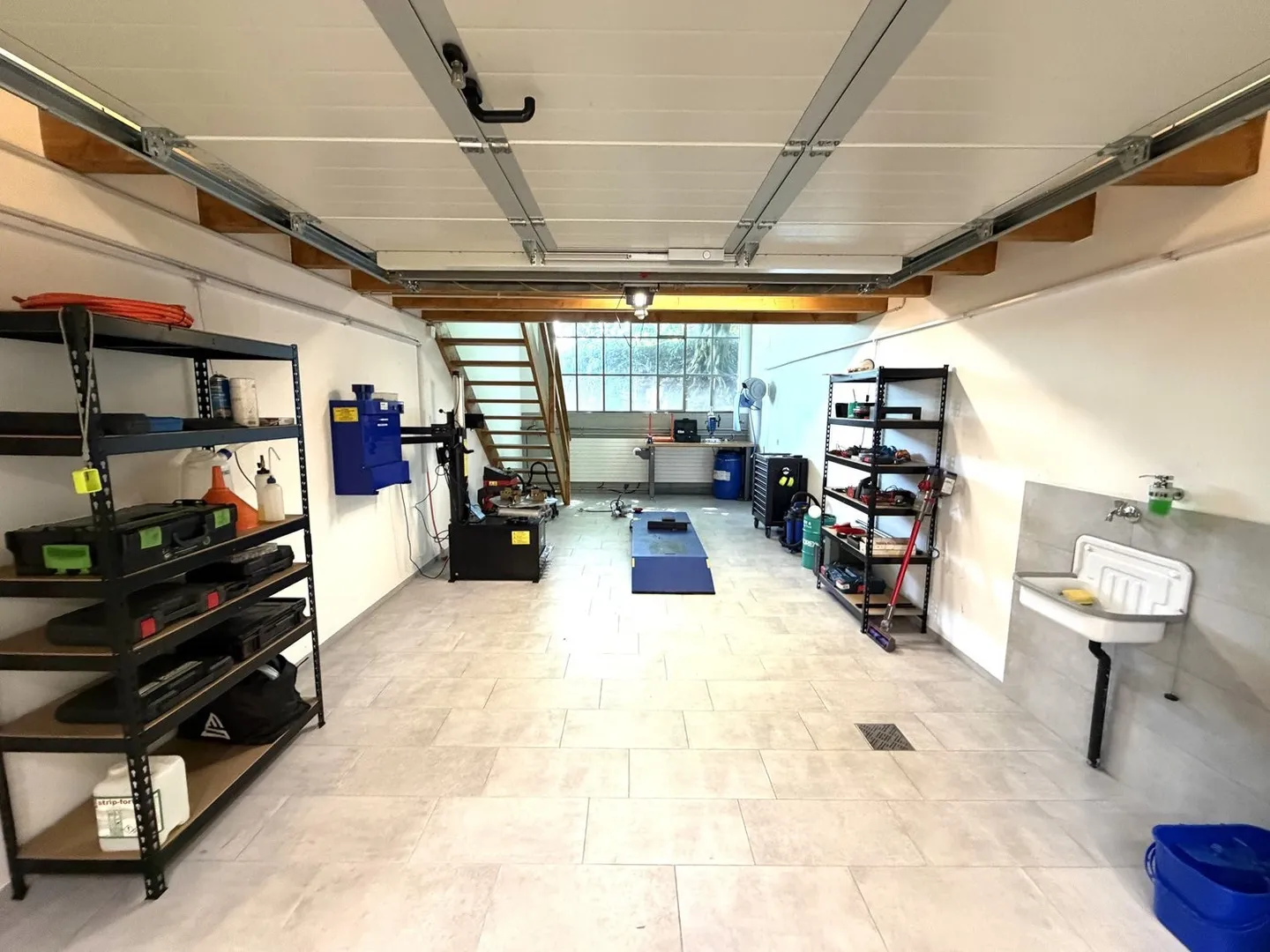 Box garage versatile con attrezzature di alta qualità - ideale per gli amanti delle moto - Foto 2 di 6