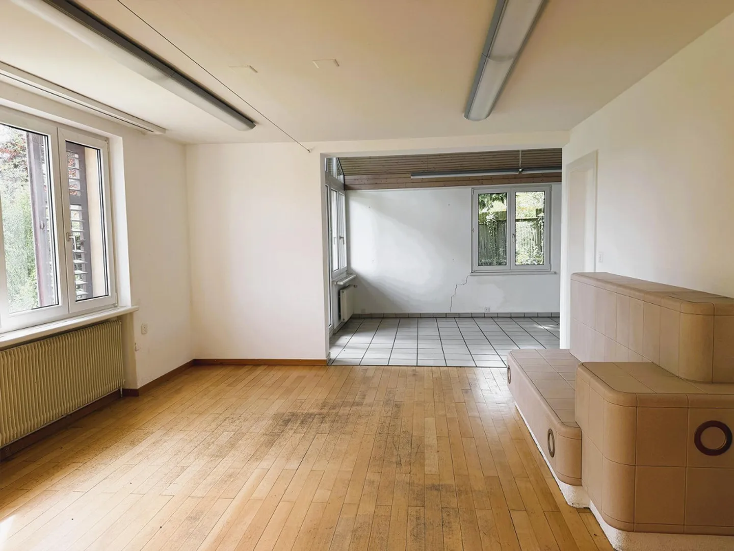 Maison individuelle dans un emplacement ensoleillé, beau et calme avec réserve de construction - Photo 3 sur 15