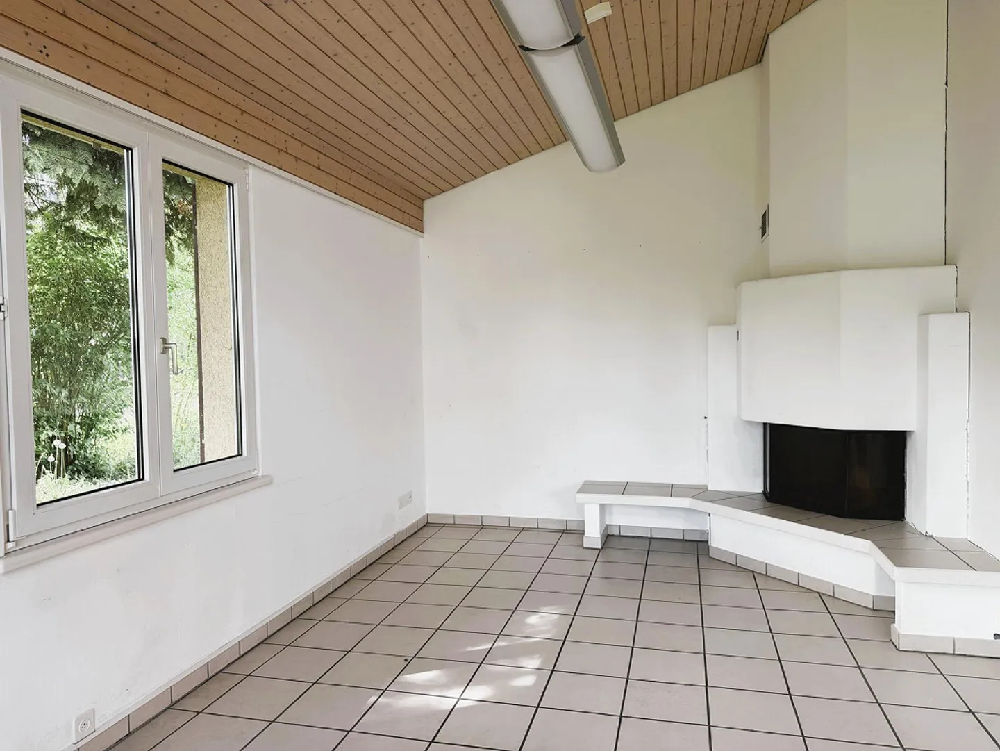 Maison individuelle dans un emplacement ensoleillé, beau et calme avec réserve de construction - Photo 4 sur 15