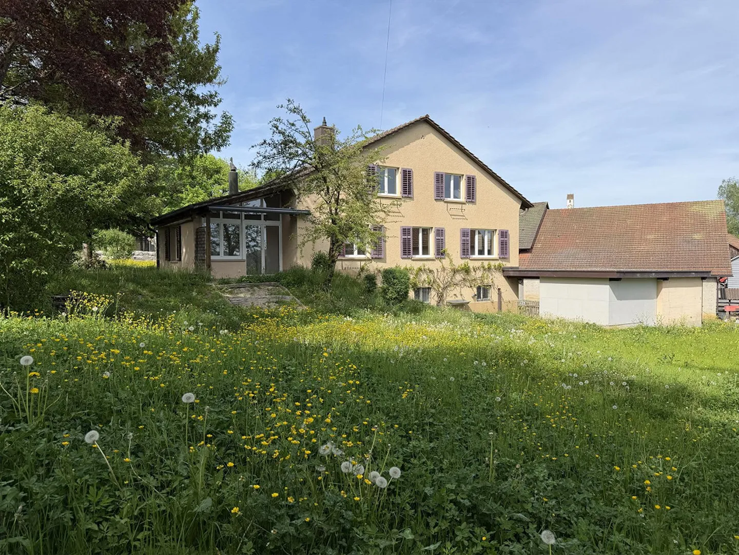 Maison individuelle dans un emplacement ensoleillé, beau et calme avec réserve de construction - Photo 1 sur 15