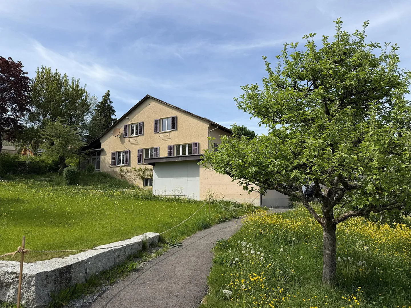 Maison individuelle dans un emplacement ensoleillé, beau et calme avec réserve de construction - Photo 2 sur 15