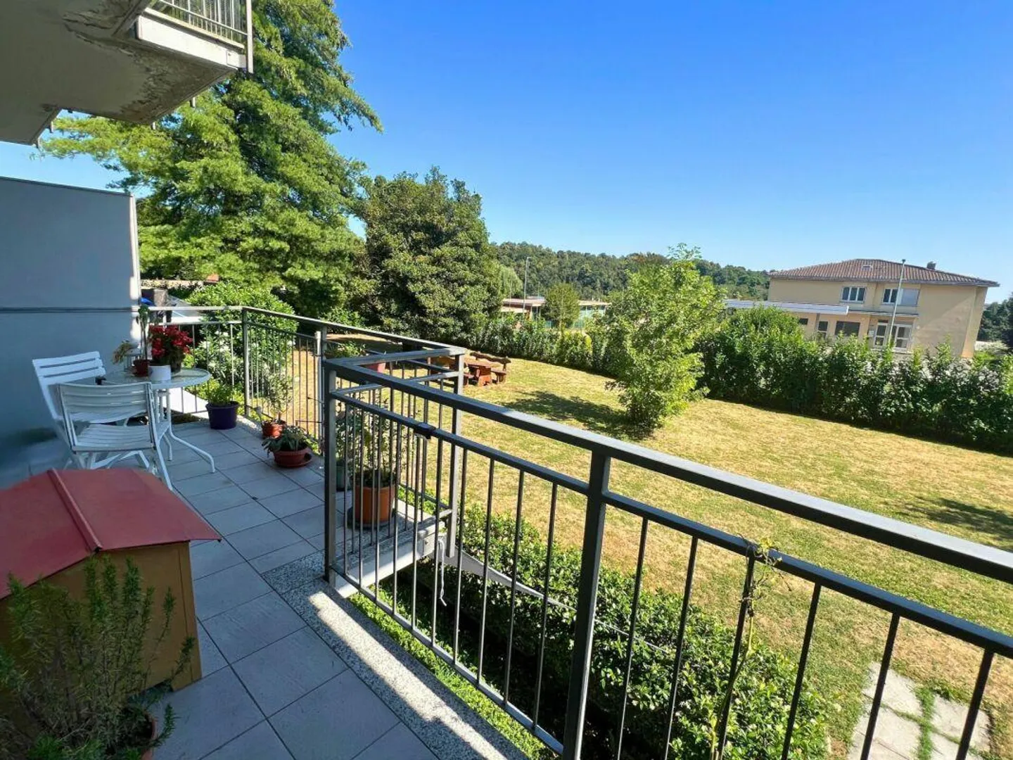 Appartamento moderno con balcone - Foto 4 di 8