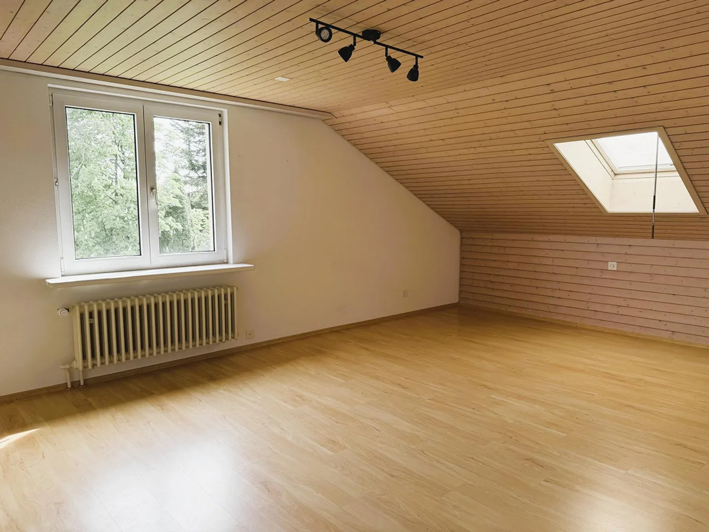 Maison individuelle dans un emplacement ensoleillé, beau et calme avec réserve de construction - Photo 9 sur 15