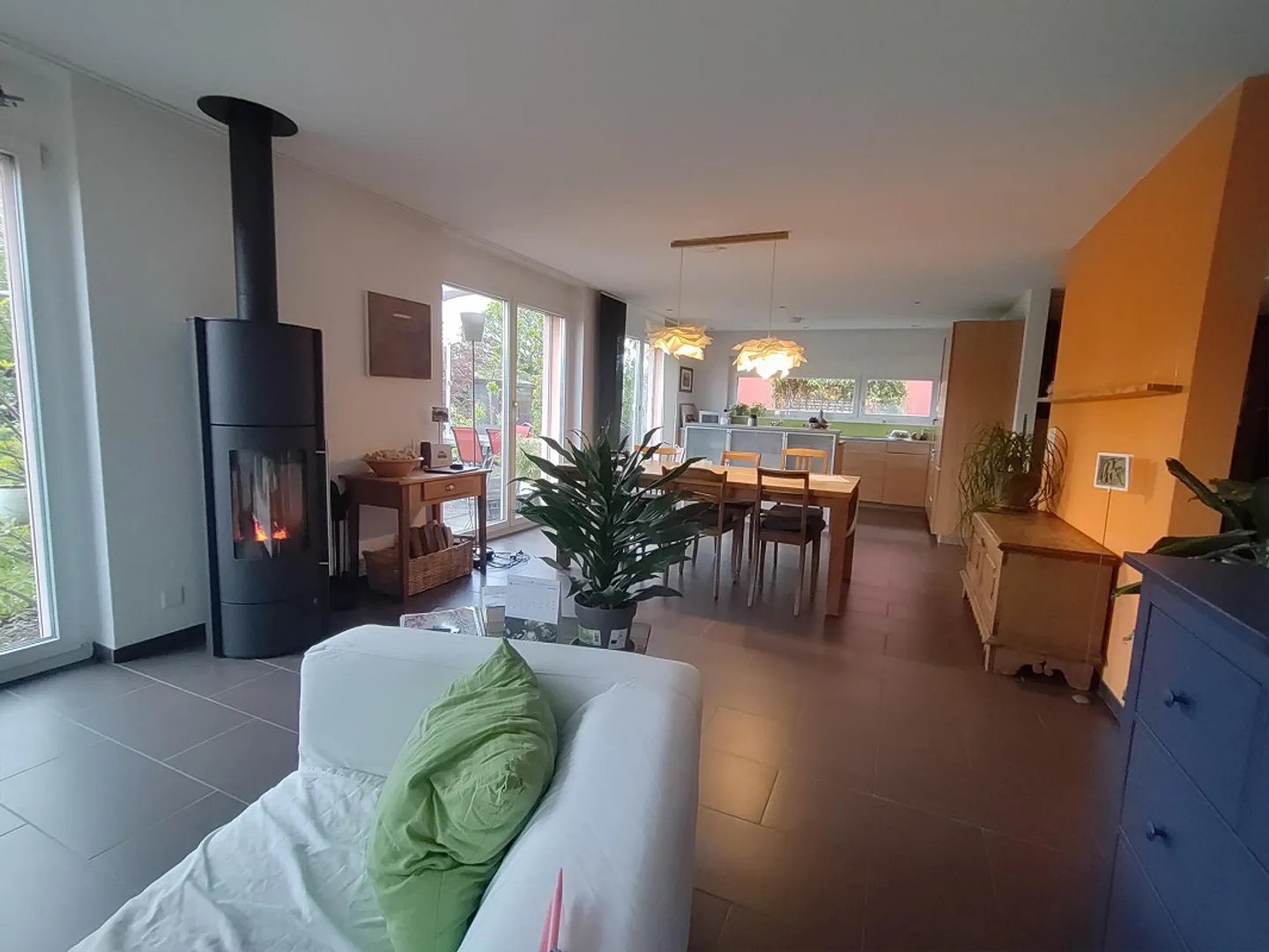 Maison individuelle de 6,5 pièces avec jardin accueillant et de nombreuses commodités - Photo 4 sur 4