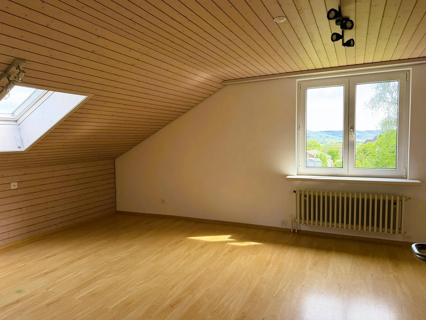Maison individuelle dans un emplacement ensoleillé, beau et calme avec réserve de construction - Photo 10 sur 15