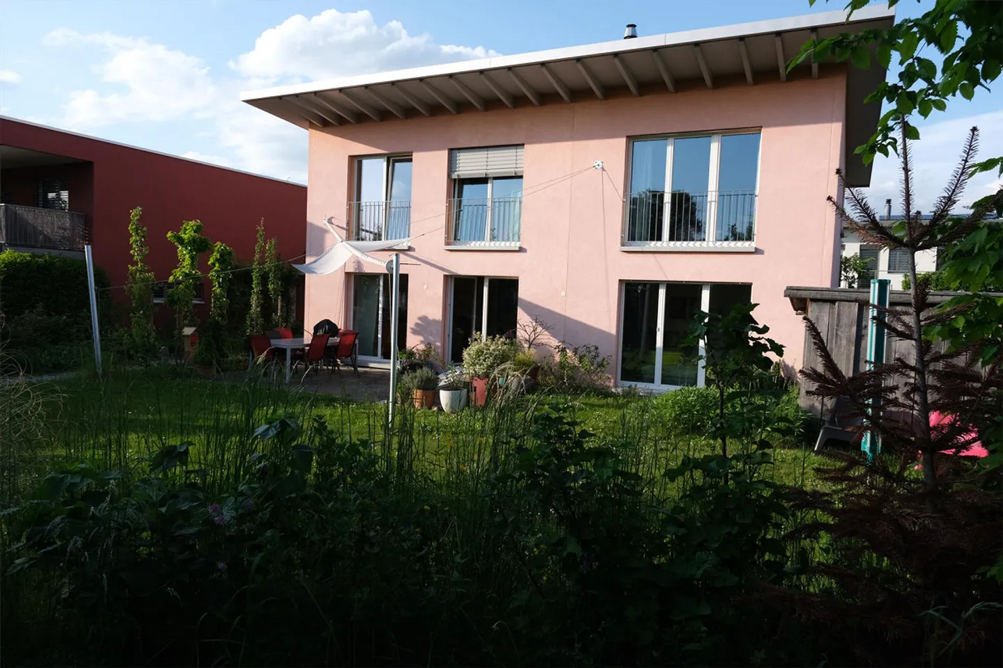 Maison individuelle de 6,5 pièces avec jardin accueillant et de nombreuses commodités - Photo 1 sur 4