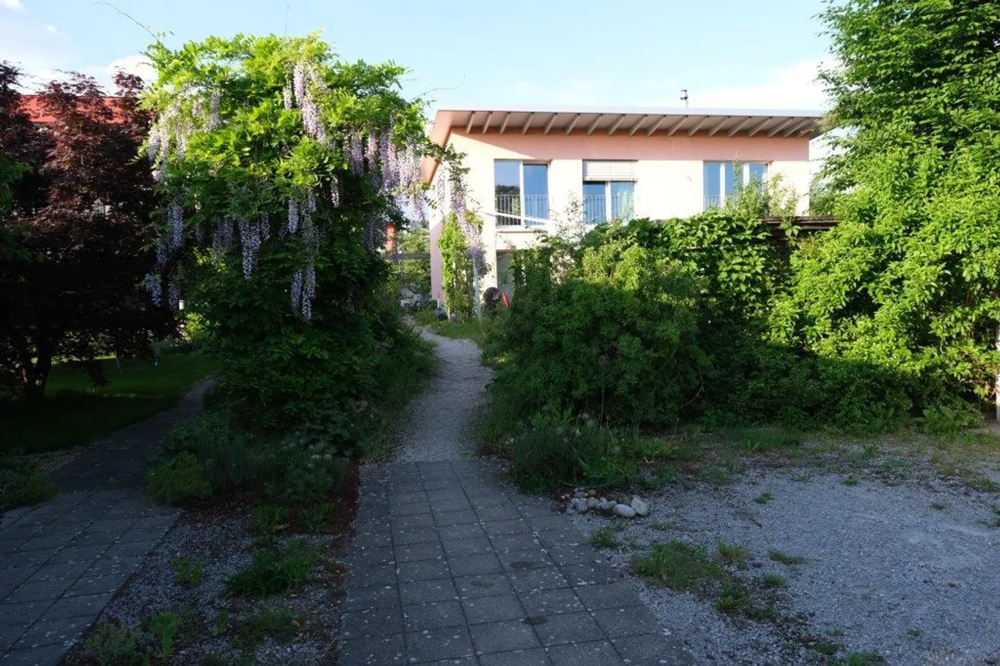 Maison individuelle de 6,5 pièces avec jardin accueillant et de nombreuses commodités - Photo 2 sur 4